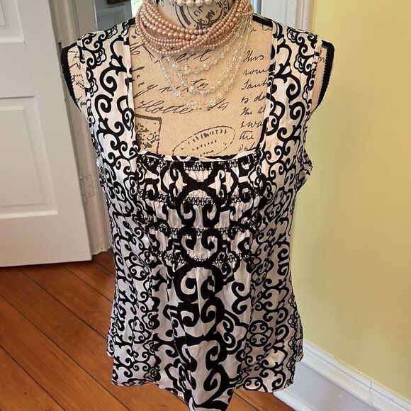 White House Black Market Tops - Gorgeous EUC SZ M WHBM 💯 Silk Ivory & Black Scroll Design Top